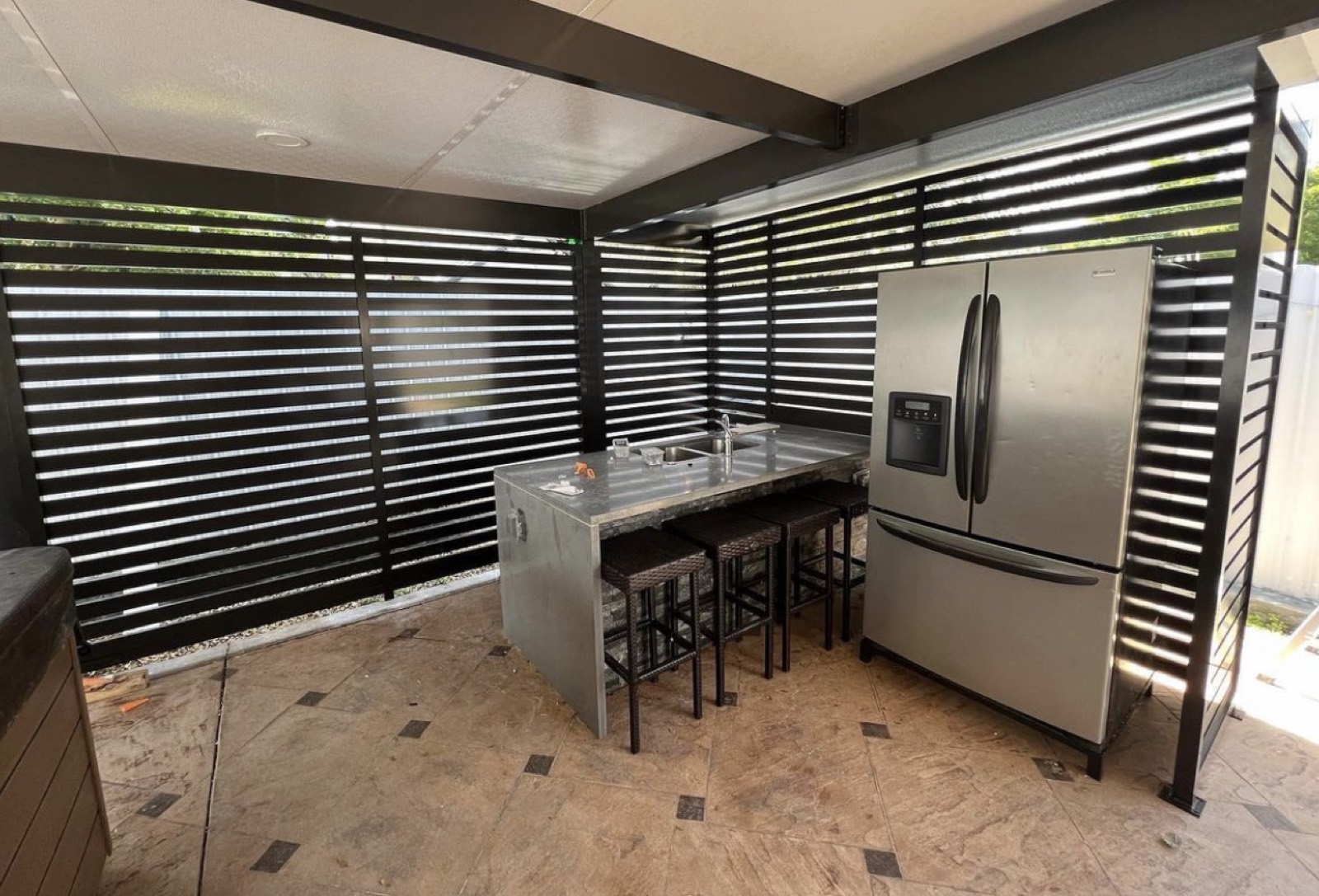 Outdoor kitchen with aluminum privacy wall
