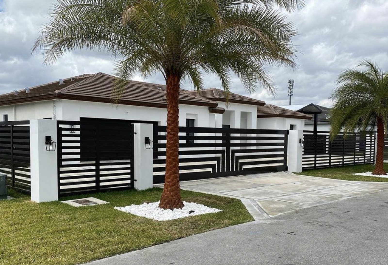 Black and white horizontal aluminum fence